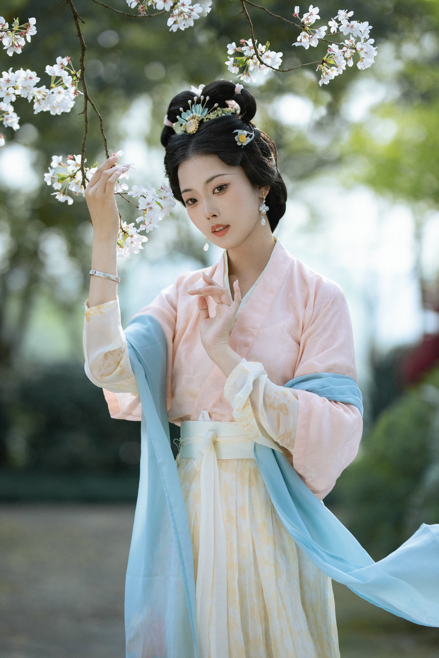[YITUYU]艺图语 2025.08.19 樱花汉服 汀贰 [13P-246MB]