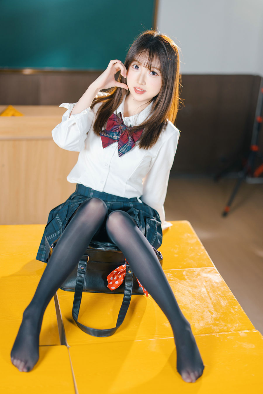 [YITUYU]艺图语 2026.03.06 教师JK 冰冷企鹅 [19P-61MB]