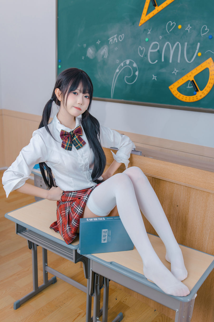[YITUYU]艺图语 2026.03.07 元气JK少女 万鲨鲨 [31P-140MB]